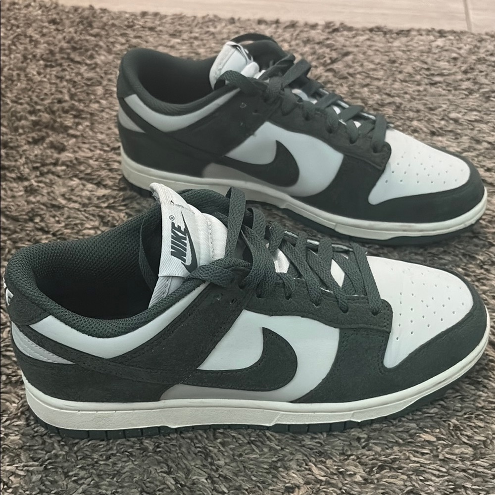 Nike Women’s white and Green Sneakers